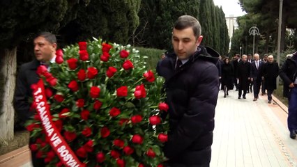 Bakan Sarıeroğlu, Azerbaycan’da şehitlikleri ziyaret etti - BAKÜ