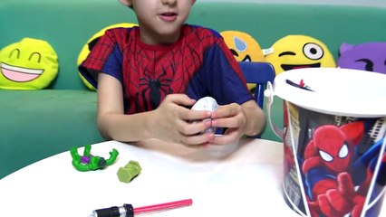 Descargar video: Homem Aranha e Hulk Abrem BALDE SURPRESA Massinha Play Doh Spiderman Surprise Eggs Kids Toys