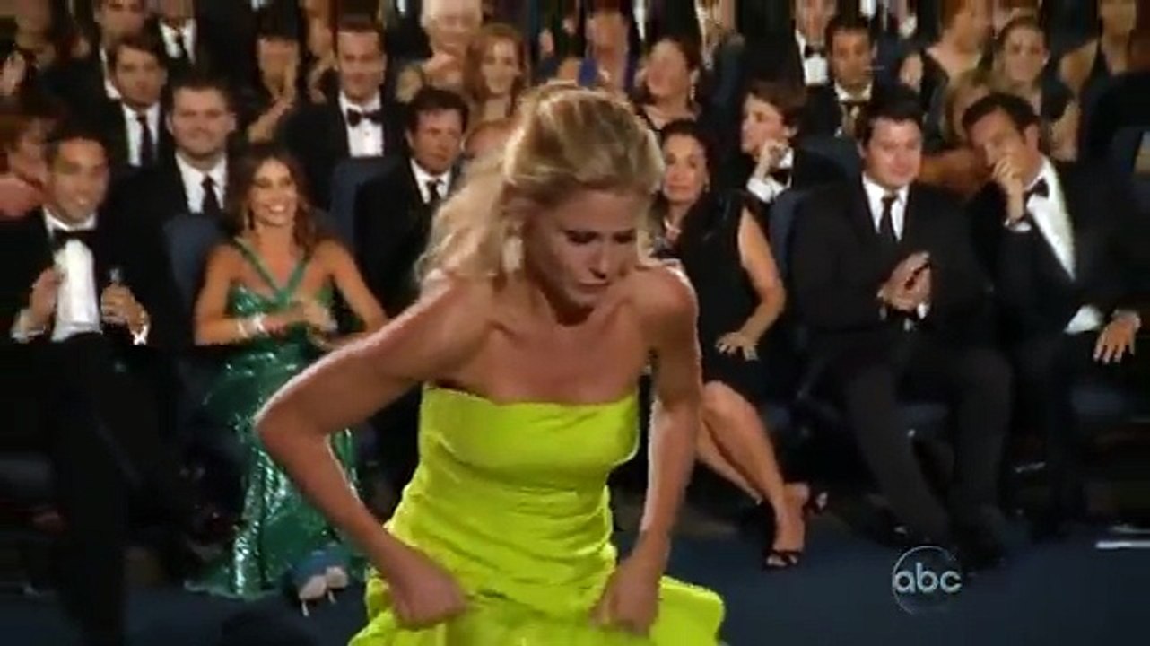 Julie Bowen wins an Emmy for Modern Family at the 2012 Primetime Emmy Awards!