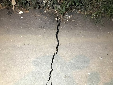 Bursa'daki Toprak Kayması Korkuttu: Yol İkiye Ayrıldı, 60 Ev Mühürlendi