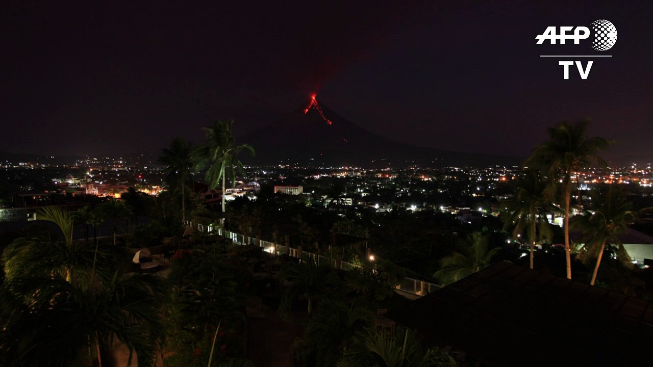 Philippines Timelapse Of Mayon Volcano Erupting During Sunrise Vidéo Dailymotion