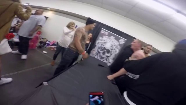 Concours de baffes... Et ils ne se retiennent pas! Slap Contest