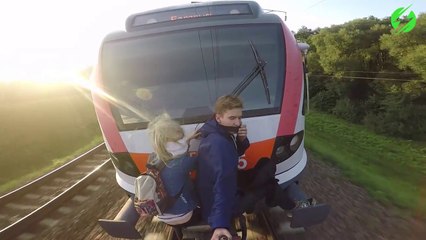 Tải video: Ce couple s'accroche à un train en marche... Train surfing impressionnant