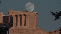 Time Lapse: Moon rises over the Acropolis in Athens