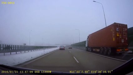 Il provoque un accident en doublant par la droite