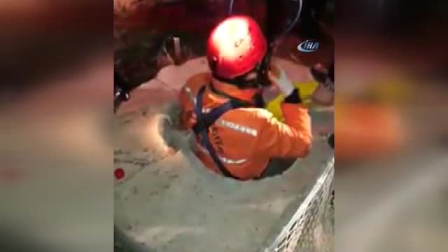 10 Metrelik Kuyuya Düşen Yavru Köpek İtfaiye Tarafından Kurtarıldı