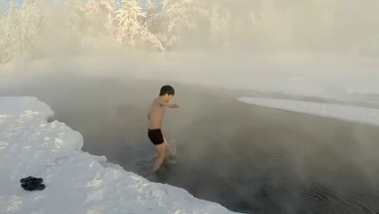 Un touriste japonais se baigne dans une eau à -60 degrés dans le village le plus froid du monde !