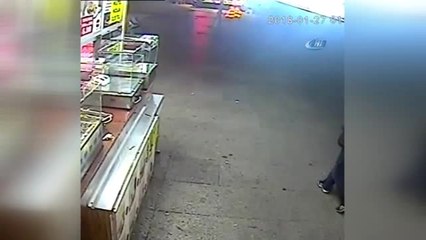 Büfeye Ateş Açmaya Çalışırken Silahı Tutukluk Yapan Zanlı Kamerada