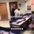 Cet élève pète un cable et détruit sa classe sous les yeux de son prof