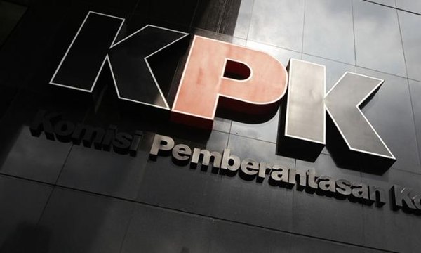 KPK Geledah Rumah Dinas Gubernur Jambi Zumi Zola
