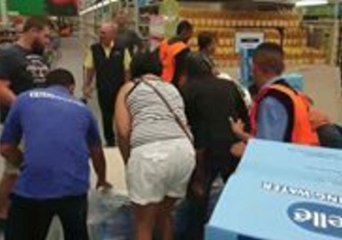 Shoppers Stock Up on Bottled Water in Cape Town as City's 'Day Zero' Pushed Back