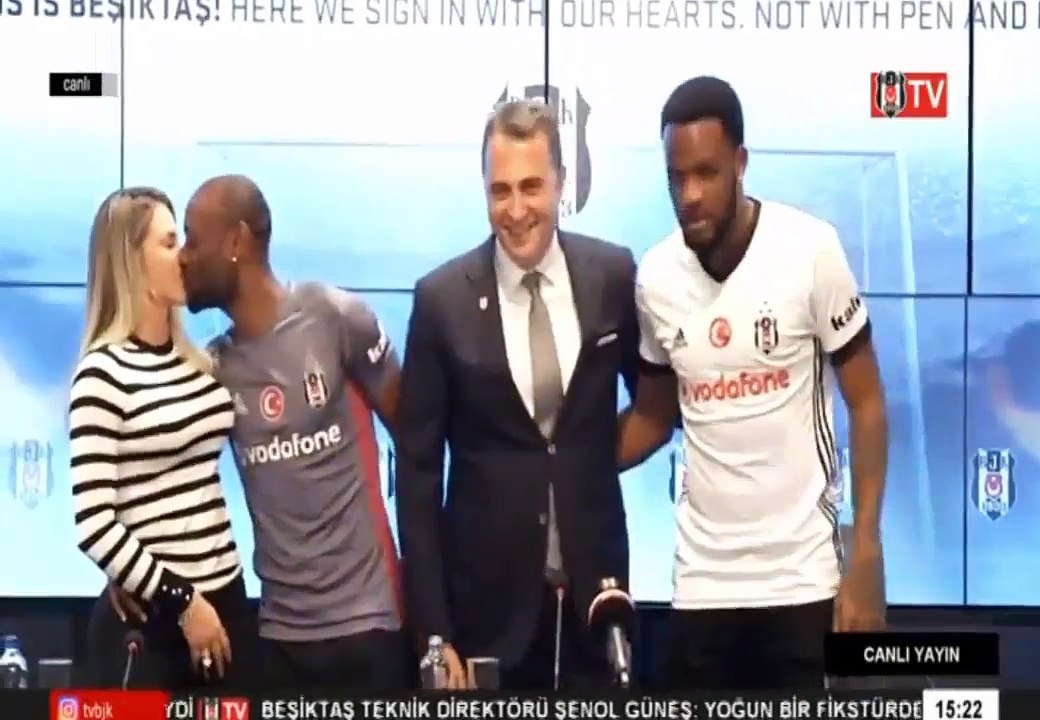 Vagner Love İmza Töreninde Eşi Lucilen Pires ile Öpüşme Anı Videosu