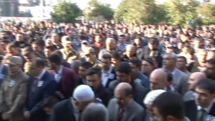 Roketli Saldırıda Hayatını Kaybeden Genç Kız Toprağa Verildi