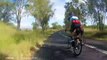 Une cycliste se fait heurter de plein fouet par un kangourou