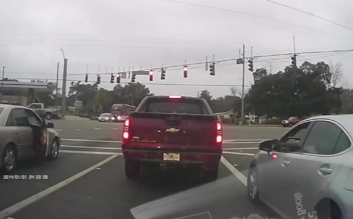 Deux hommes se tirent dessus à un feu rouge