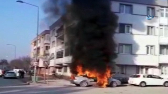 Park halindeki araç alev alev böyle yandı