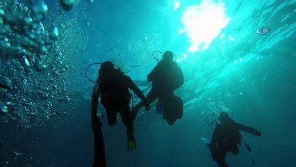 Yalıçiftlik'te deniz dibi temizliği sualtı kamerasında