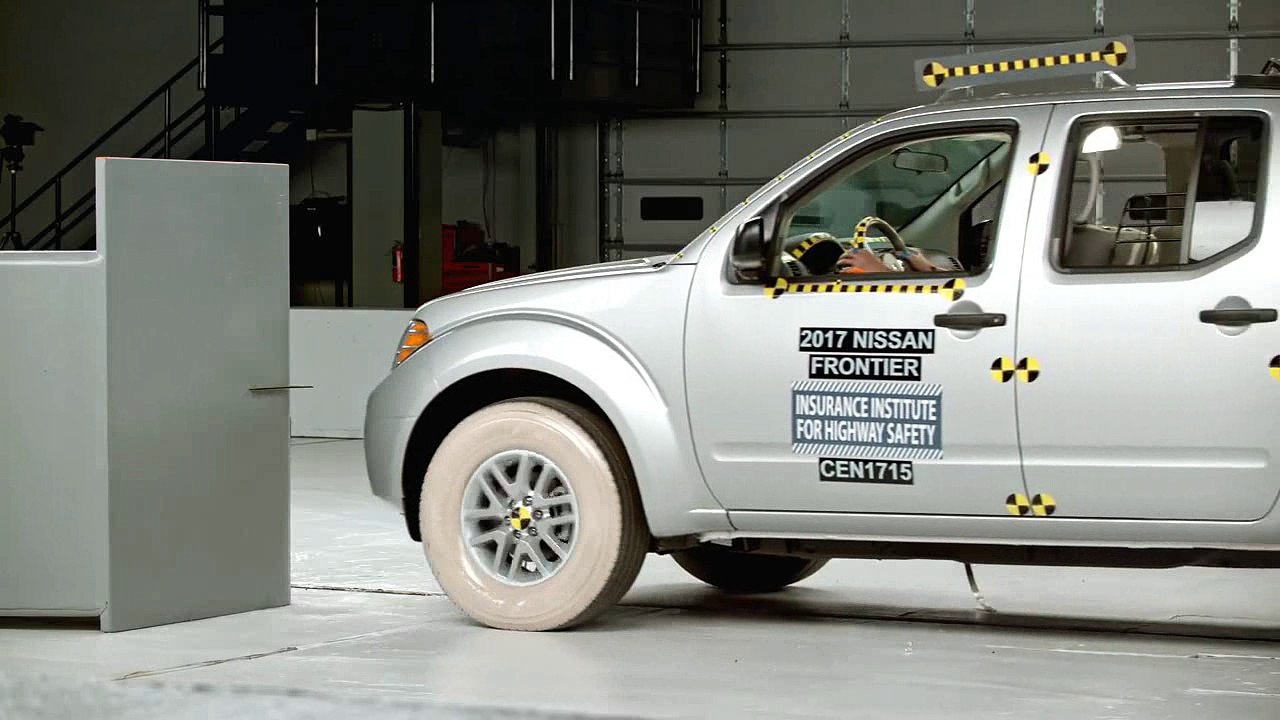 Nissan Frontier crash test 2017