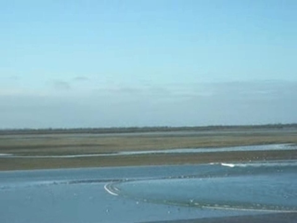 Première vague de la marée montante de la baie de somme