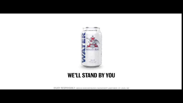 Budweiser produit de l'eau au lieu de bière pour les réfugiés de catastrophes - Publicité Super Bowl 2018 !