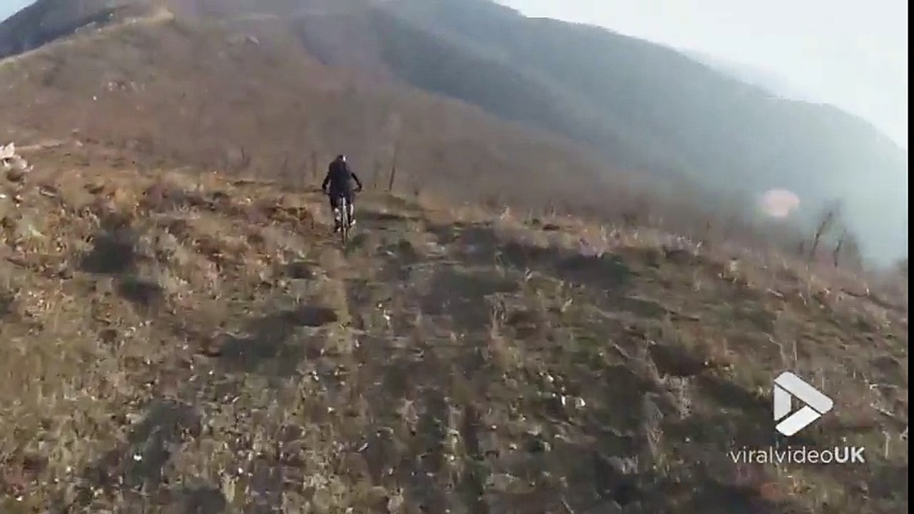 Ce VTT rate l'arrêt au bord de la falaise.. OUPS !