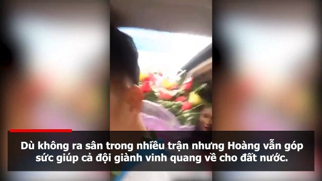 Fan rớt nước mắt với khoảnh khắc Văn Hoàng bỏ cả ô tô để xuống ngồi sau xe cà tàng của bố về nhà