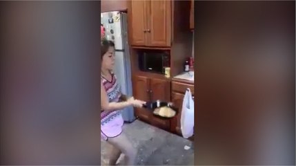 Quiso probar sus dotes en la cocina y terminó haciendo un desastre