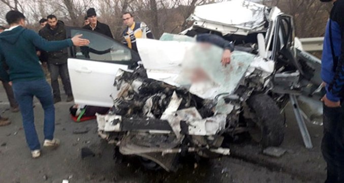 Otomobil, TIR'a Çarptı: Biri Asker İki Kardeş Hayatını Kaybetti