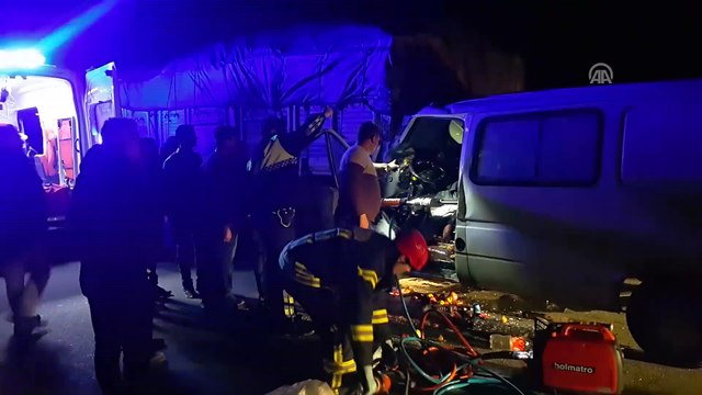 Kula'da trafik kazası - Araçta sıkışan sürücü yaralı olarak kurtarıldı - MANİSA