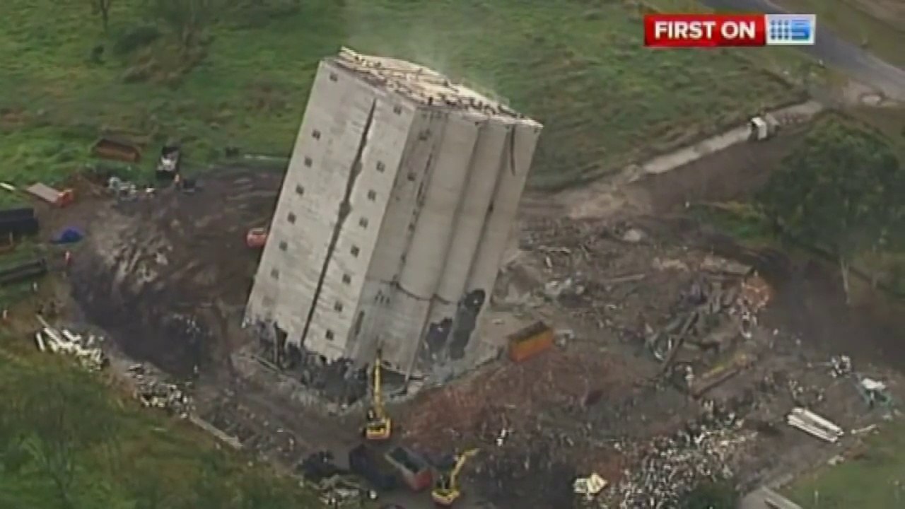 Une démolition de building complètement ratée... En mode tour de Pise