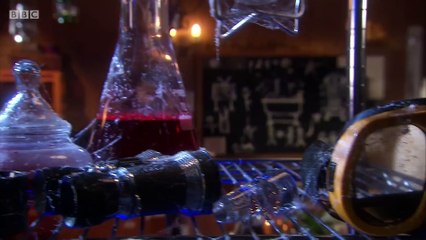 Gigglebiz Professor Muddles testing a special invisible ink