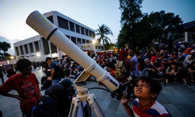 Antusiasme Warga Terhadap Super Blue Blood Moon