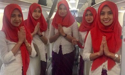 Maskapai Penerbangan Wajibkan Pramugari Kenakan Hijab