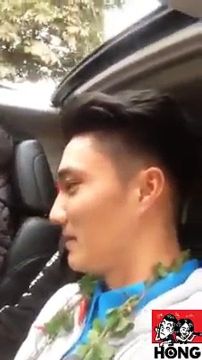 Cầu thủ được mệnh danh "soái trùm" của U23 Việt Nam được bố đón về bằng chiếc xe máy cũ của gia đình.