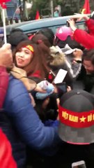 Hàng trăm fangirl kêu gào khi áp sát xe chở anh em Tiến Dũng, nhiều người bị xô đẩy đến té ngã