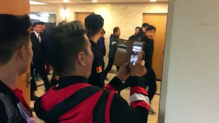 Đàm Vĩnh Hưng bất ngờ hôn Quang Hải