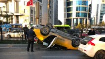 İstanbul'da Trafiği Kilitleyen Kaza!  Sollama Yaparken Önündeki Araca Çarpan Taksi Takla Attı