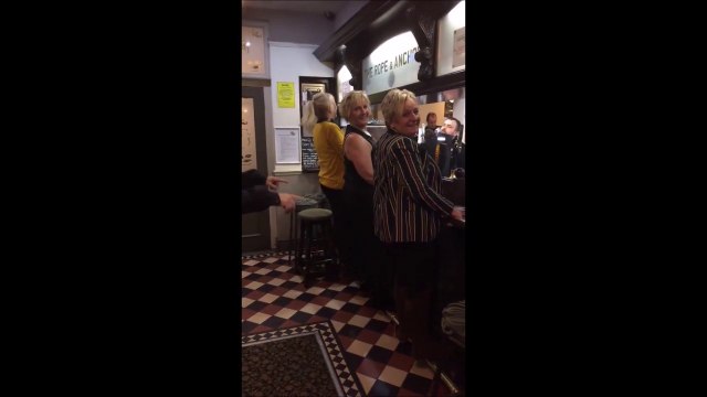 Quand 3 mamies se prennent pour des danseuses de boite de nuit... FAIL