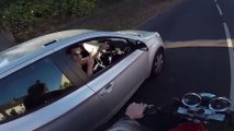 Un motard se venge d'un automobiliste abruti