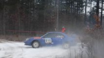 Une voiture de rallye percute un homme en sortie de virage