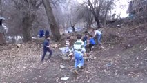 Sınır Çocuklarının Bayrak Sevgisi...beytüşşebaplı Çocuklar, Yerde Buldukları Bayrağı Köy Meydanına...