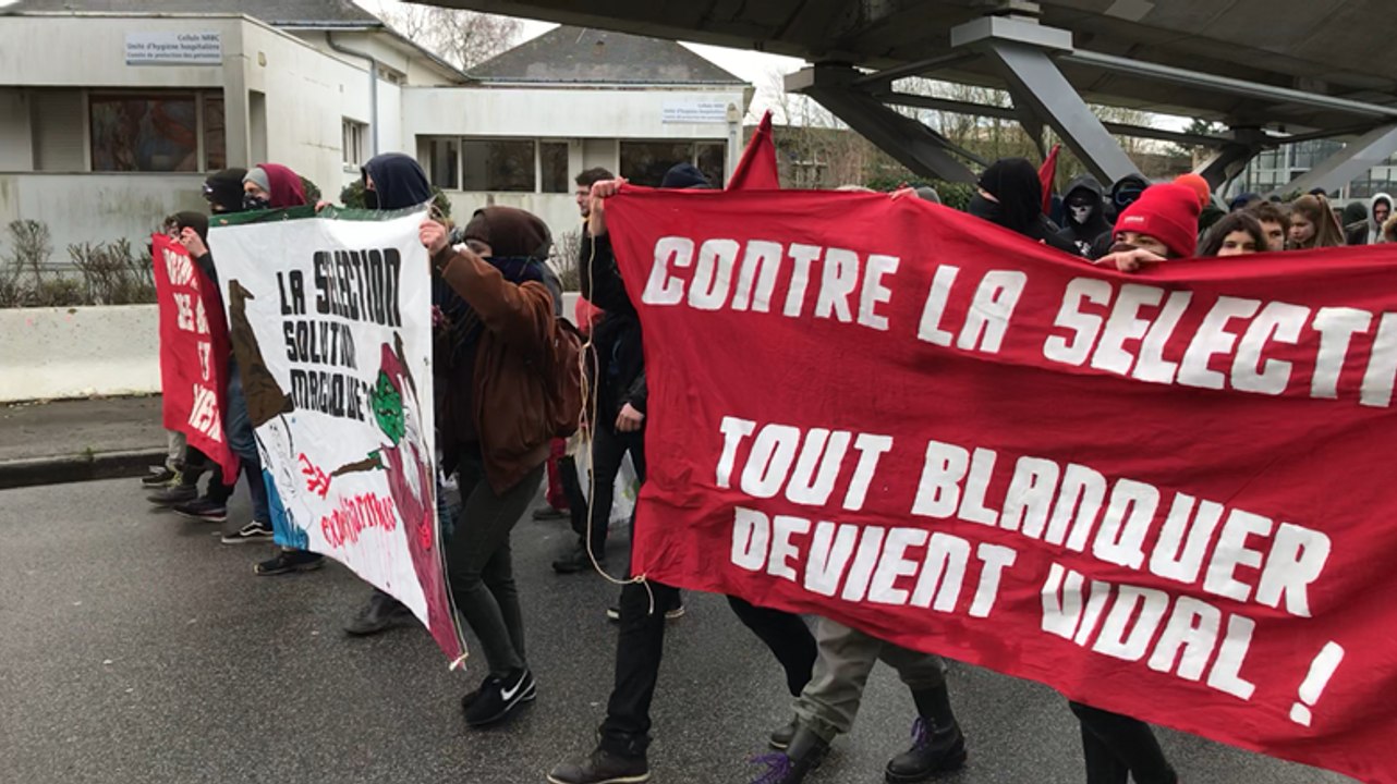Le cortège d’étudiants quitte la Fac