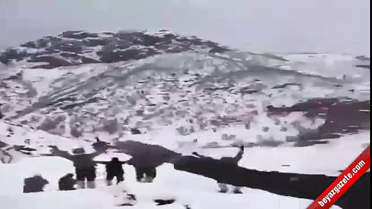 Askerlerin üzerine helikopter sürdü