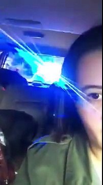 Un policier arrête cette jeune femme pour une raison étonnante