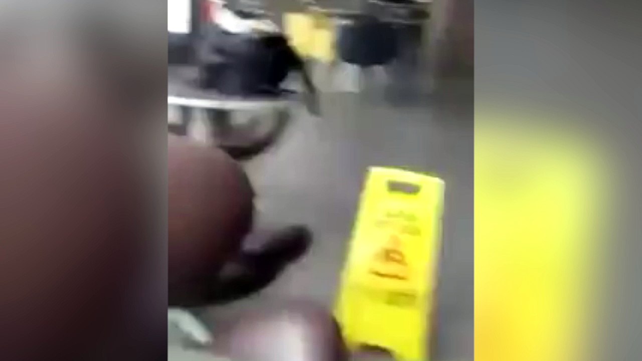 Nieve de la calle para la bebida en este McDonalds chino