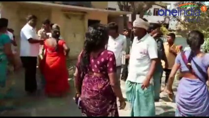 காதலனை செருப்பால் அடித்து திருமணம் செய்த காதலி- வீடியோ