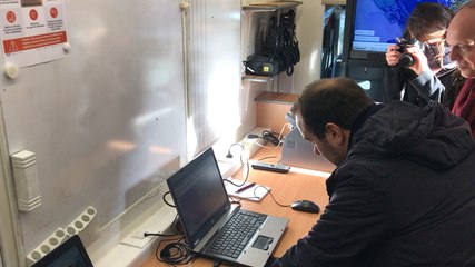 Sebastien Lecornu mesure la crue de la Seine