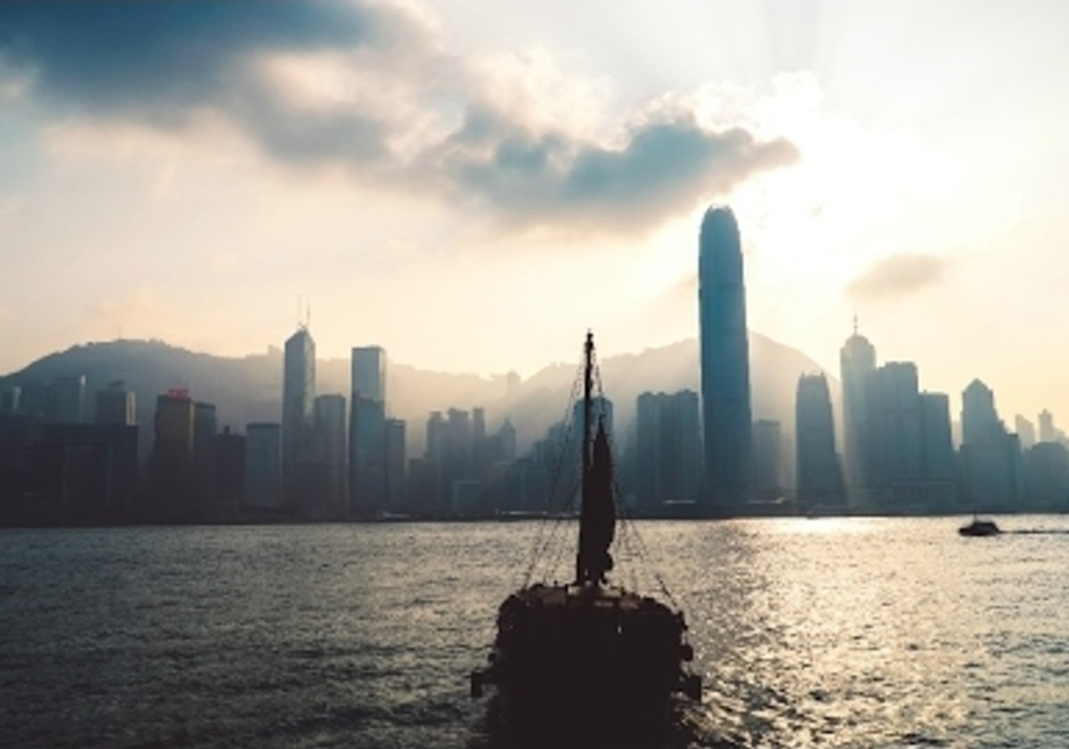 ⁣Experience Hong Kong in this Beautifully Shot Travel Vlog