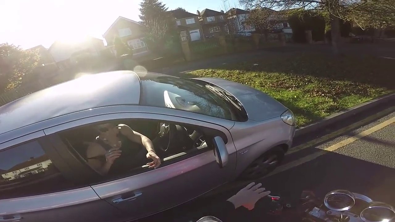 Ce motard voulait faire une bonne action mais il va tomber sur un conducteur bien débile et va se venger comme il faut