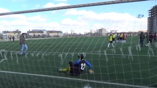 Kız Futbolculardan Mehmetçiğe Asker Selamı